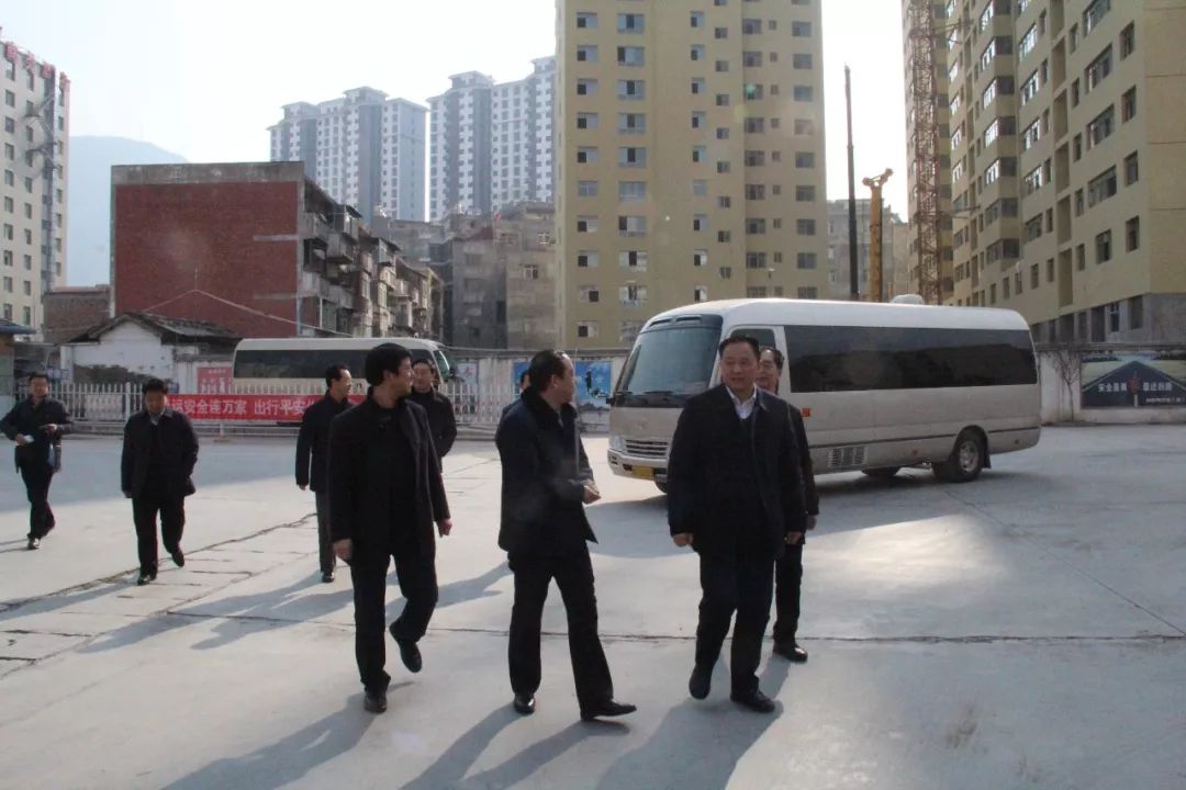 隴南市委常委、常務(wù)副市長張慶宏、副市長徐世林、市人大副主任陳榮等一行深入隴運集團(tuán)公司武都汽車站開展春節(jié)前走訪慰問活動