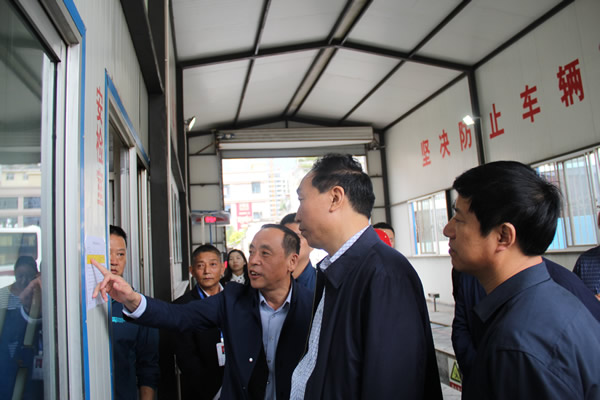 市安委辦主任、安監(jiān)局局長(zhǎng)李永宏一行到隴運(yùn)集團(tuán)公司檢查指導(dǎo)工作