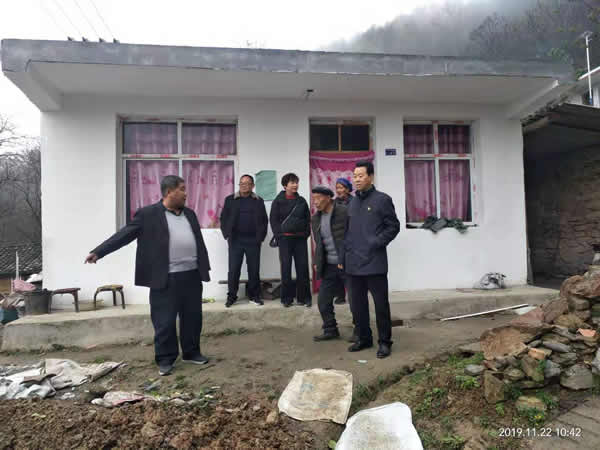 隴運(yùn)集團(tuán)公司開(kāi)展“解難題、辦實(shí)事、送溫暖”主題黨日活動(dòng)