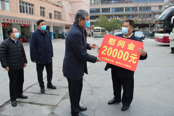 市委書(shū)記張柯兵同志走訪(fǎng)慰問(wèn)隴運(yùn)集團(tuán)公司