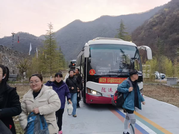 隴南市隴運集團文縣客運公司、公交公司圓滿完成“春韻文州·白馬盛典2026文縣白馬山寨跑山賽”運輸保障任務(wù)